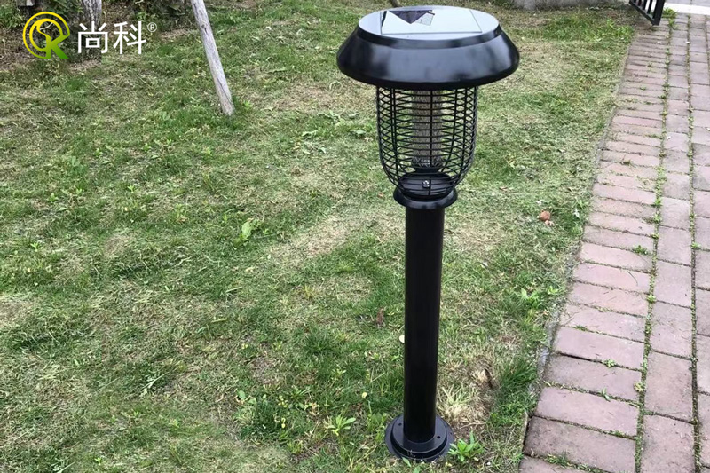 公園太陽能戶外滅蚊燈圖片，矗立健身步道兩側